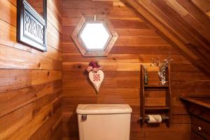 Koupelna v ubytování Unique Desert Experience for a Romantic Getaway Ideal for Exotic Animal Lovers in Morongo Valley, California. + 17 fotografií