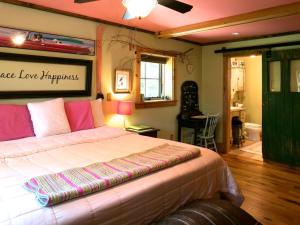 Postel nebo postele na pokoji v ubytování Private Rustic Cabin with Ski-In and Ski-Out Access in Jackson, New Hampshire