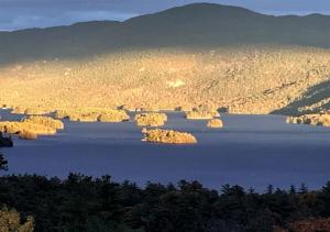 un grande specchio d'acqua con le montagne sullo sfondo di Regal Castle Suite for a Luxury Getaway to Lake George in Upstate New York a Bolton Landing