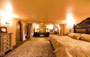 una camera da letto con un letto grande e una scrivania di Regal Castle Suite for a Luxury Getaway to Lake George in Upstate New York a Bolton Landing Altre 2 foto