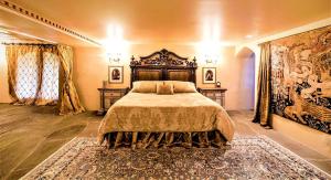 una camera da letto con un letto grande e un grande tappeto di Regal Castle Suite for a Luxury Getaway to Lake George in Upstate New York a Bolton Landing