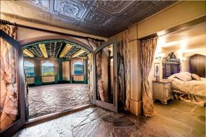 una camera con un letto e una camera con una finestra di Regal Castle Suite for a Luxury Getaway to Lake George in Upstate New York a Bolton Landing