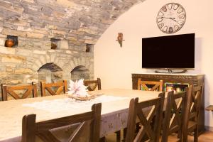 Un restaurante o sitio para comer en Casa Rural Pueyo