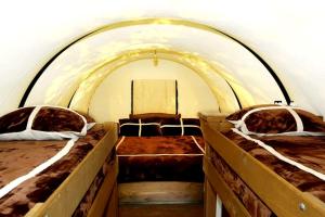 Postel nebo postele na pokoji v ubytování Six-Person Conestoga Wagons for Glamping Getaway near Yosemite National Park, California