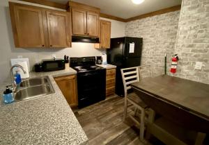 Kuchyň nebo kuchyňský kout v ubytování Pet Friendly Cottage with Fire Pit in Dunnellon, Florida