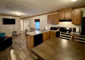 Kuchyň nebo kuchyňský kout v ubytování Pet Friendly Cottage with Fire Pit in Dunnellon, Florida