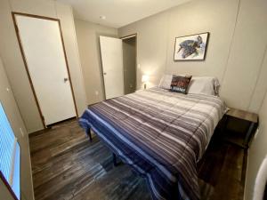 Postel nebo postele na pokoji v ubytování Pet Friendly Cottage with Fire Pit in Dunnellon, Florida + 24 fotografií