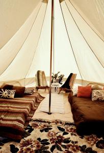 Χώρος καθιστικού στο Cozy Bell Tent Surrounded by Nature in Montana