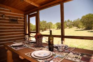 Fotografie z fotogalerie ubytování Charming Log Cabin Perfect for a Summer Staycation in Texas Hill Country v destinaci Cranes Mill