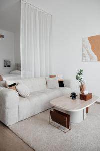 un soggiorno con un divano bianco e un tavolino da caffè di Desert Home Mayan Yas Island a Abu Dhabi