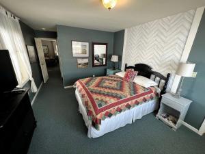 une chambre avec un grand lit dans une pièce dans l'établissement Spacious Vacation Home with Madison River Frontage near Yellowstone in Ennis, Montana, à Cliff Lake 23 autres photos