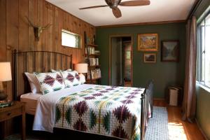 Katil atau katil-katil dalam bilik di Charming Cabin Retreat on the Kern River with Hot Tub & River Access Near Kernville, CA