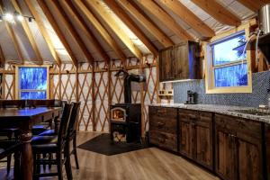 Η κουζίνα ή μικρή κουζίνα στο Secluded Modern Yurt with Sauna Perfect for Small Groups in Boise, Idaho