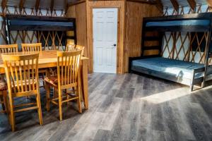 Χώρος καθιστικού στο Secluded Modern Yurt with Sauna Perfect for Small Groups in Boise, Idaho +10 φωτογραφίες