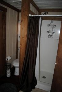 Ένα μπάνιο στο Romantic and Rustic Cabin Rental for Couples in Bitterroot Valley, Montana