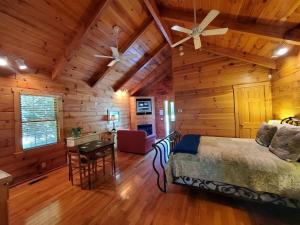 Χώρος καθιστικού στο Blissful Riverside Cabin Escape Near New River, Virginia