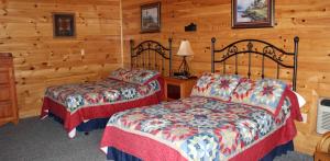a bedroom with two beds in a cabin at Flintstone Cozy Cabin for Places to Visit in Maryland in Flintstone