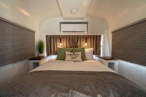 Postel nebo postele na pokoji v ubytování Unique Airstream Stay in Downtown Prescott AZ Near Whiskey Row