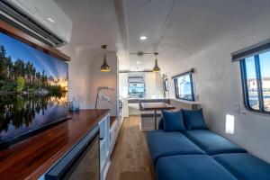 Posezení v ubytování Unique Airstream Stay in Downtown Prescott AZ Near Whiskey Row