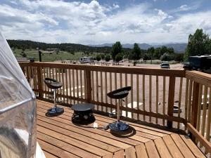 Rõdu või terrass majutusasutuses Modern Dome for an Unforgettable Getaway with Incredible Views in Colorado +4 fotot
