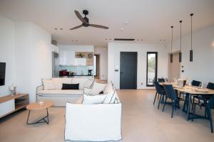 ein Wohnzimmer mit Sofa und Tisch in der Unterkunft Eleage Villas in Lefkada Town