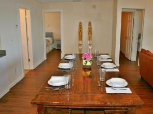 un lungo tavolo in legno con piatti e fiori di Lakeside Cabin Rental for Families near Cohasset, Minnesota a Grand Rapids
