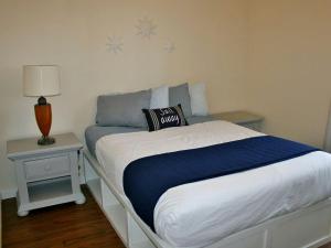 un letto con un cuscino in una camera da letto di Lakeside Cabin Rental for Families near Cohasset, Minnesota a Grand Rapids Altre 25 foto