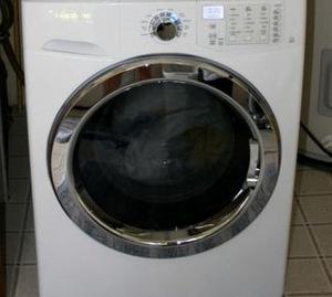 eine weiße Waschmaschine mit offener Tür in der Unterkunft Lakeside Cabin Rental for Families near Cohasset, Minnesota in Grand Rapids