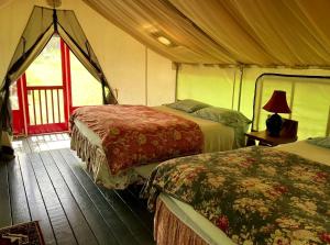 Postel nebo postele na pokoji v ubytování Beautiful Glamping Tent in the Adirondacks