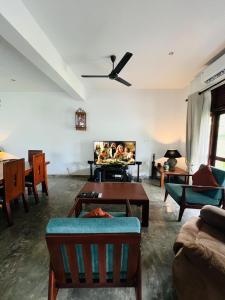 Ruang duduk di Galle Beach Villa