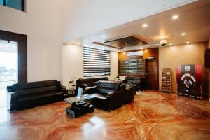 Ruang duduk di Daksh The Madhuvan Suites Dwarka