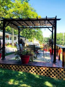 Κήπος έξω από το Stunning Bed and Breakfast Room with Reading Nook for a Getaway near Rockland, Maine
