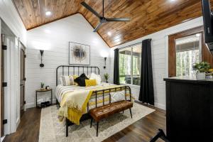 Katil atau katil-katil dalam bilik di Breathtaking Luxurious Cabin with Fire Pit, Screened Beautiful Porch and Jacuzzi in Oklahoma