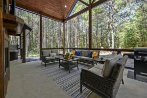 Ruang duduk di Breathtaking Luxurious Cabin with Fire Pit, Screened Beautiful Porch and Jacuzzi in Oklahoma
