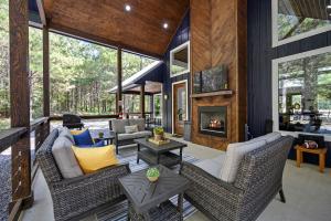 Ruang duduk di Breathtaking Luxurious Cabin with Fire Pit, Screened Beautiful Porch and Jacuzzi in Oklahoma +60 gambar