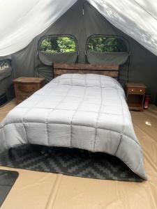 Postel nebo postele na pokoji v ubytování Reconnect with Nature at this Glamping Tent in East Wakefield, New Hampshire