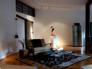 Χώρος καθιστικού στο Luxury Open Floor Plan Studio Rental in Nine-Acre Sculpture Garden in the Adirondacks