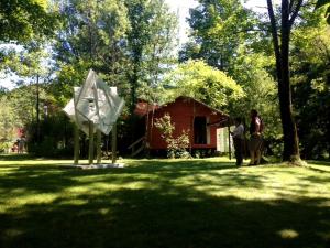 Κήπος έξω από το Luxury Open Floor Plan Studio Rental in Nine-Acre Sculpture Garden in the Adirondacks +25 φωτογραφίες