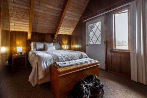 Voodi või voodid majutusasutuse Rustic Cabin Rental with a Hot Tub near Windham, New York toas