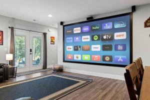 TV a/nebo společenská místnost v ubytování Secluded Modern Cabin with Mountain Views near Lookout Mountain & Chattanooga, TN + 152 fotografií