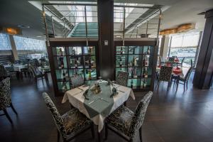 A restaurant or other place to eat at Luani A Hotel