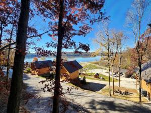 vista di una casa con un lago sullo sfondo di Rustic Tree A-Frame with Original Design by Tappan Lake in Ohio 