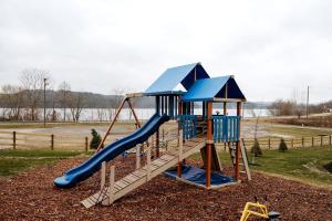 un parco giochi con uno scivolo in un parco di Rustic Tree A-Frame with Original Design by Tappan Lake in Ohio 