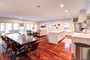 Η κουζίνα ή μικρή κουζίνα στο Cozy Cottage with Swimming Pool in Charlotte, North Carolina