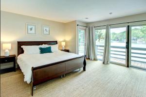 Ένα ή περισσότερα κρεβάτια σε δωμάτιο στο Cozy Cottage with Swimming Pool in Charlotte, North Carolina