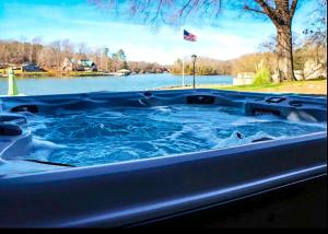 Φωτογραφία από το άλμπουμ του Cozy Cottage with Swimming Pool in Charlotte, North Carolina σε Pine Harbor +82 φωτογραφίες