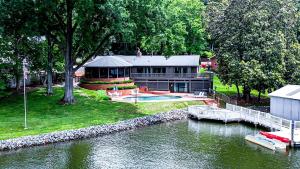 Πισίνα στο ή κοντά στο Cozy Cottage with Swimming Pool in Charlotte, North Carolina