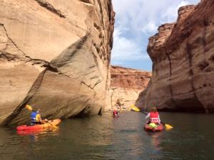eine Gruppe von Menschen, die in einem Canyon Kajak fahren in der Unterkunft Large Family Retreat in Page, Arizona, Perfect for a Weekend Getaway for Large Groups in Page