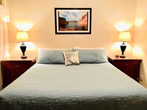 ein Schlafzimmer mit einem großen Bett mit zwei Lampen in der Unterkunft Large Family Retreat in Page, Arizona, Perfect for a Weekend Getaway for Large Groups in Page