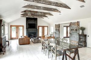 ein Wohnzimmer mit Tisch und Stühlen und einem Kamin in der Unterkunft Modern Luxury Rental with Bohemian Decor near Antique Show in Round Top, Texas in Round Top